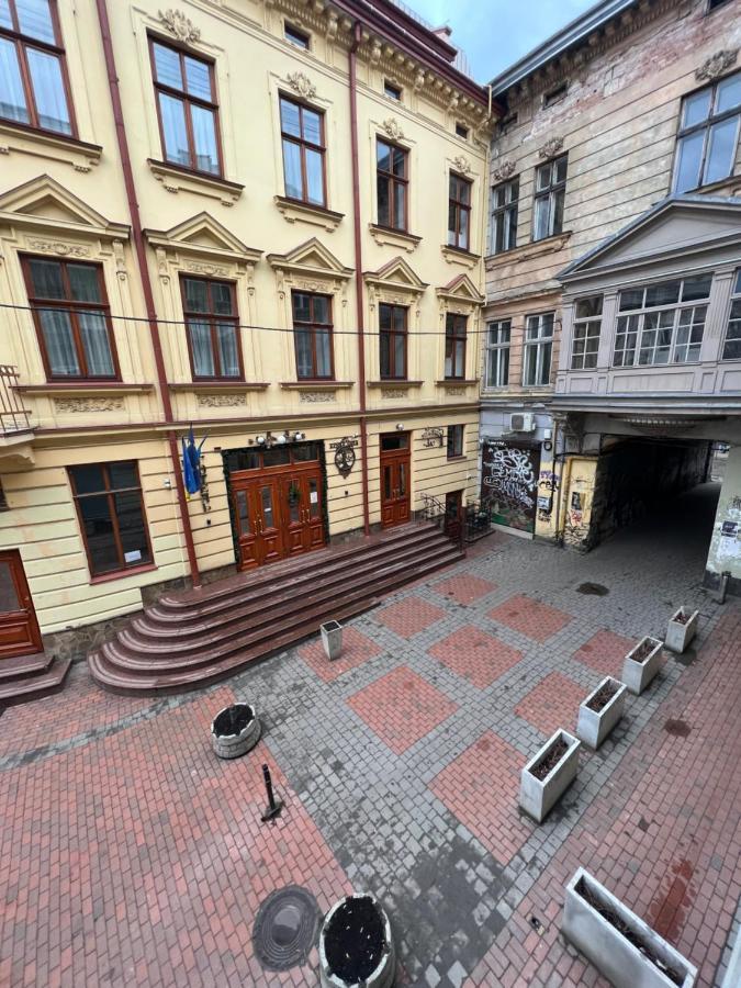 Апартаменти В Самому Центрі Львова В Проїзді Крива Липа Exterior foto
